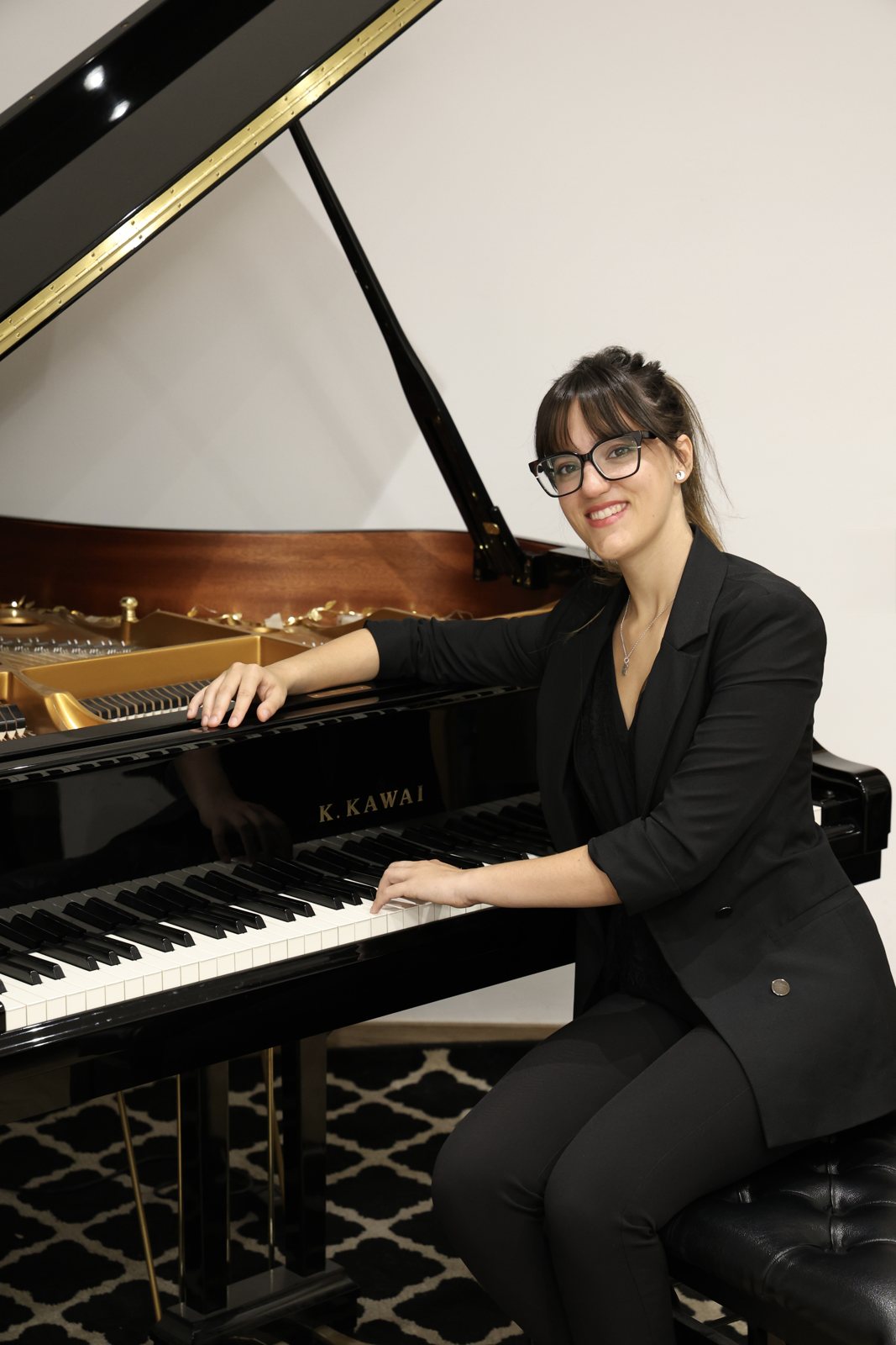 Laura Ortega playing the piano